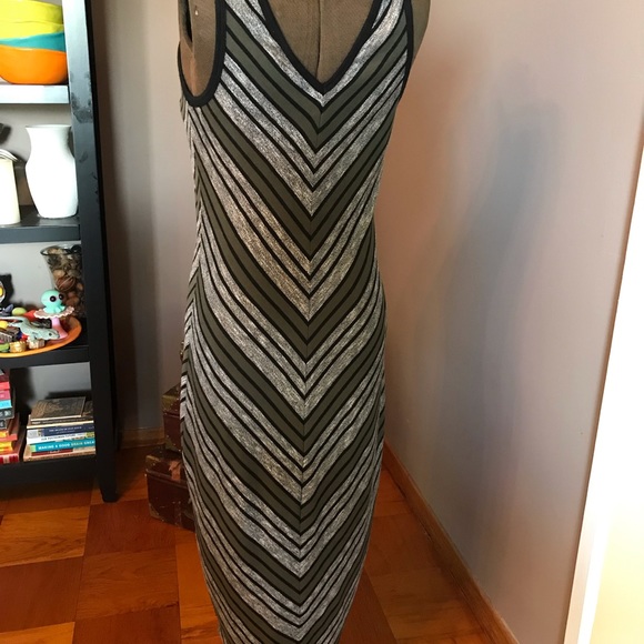 Sleeveless chevron print dress - Picture 3 of 3